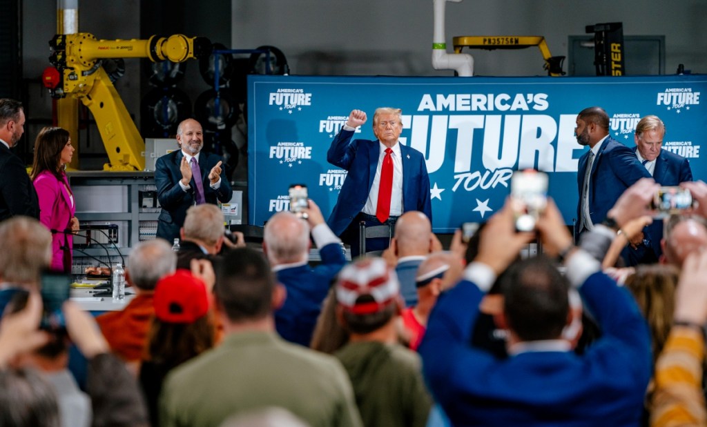 El candidato presidencial republicano Donald J. Trump, al final de una mesa redonda organizada por el grupo “Building America's Future” en Engineering Design Services Inc. en Auburn Hills, Míchigan, estado clave