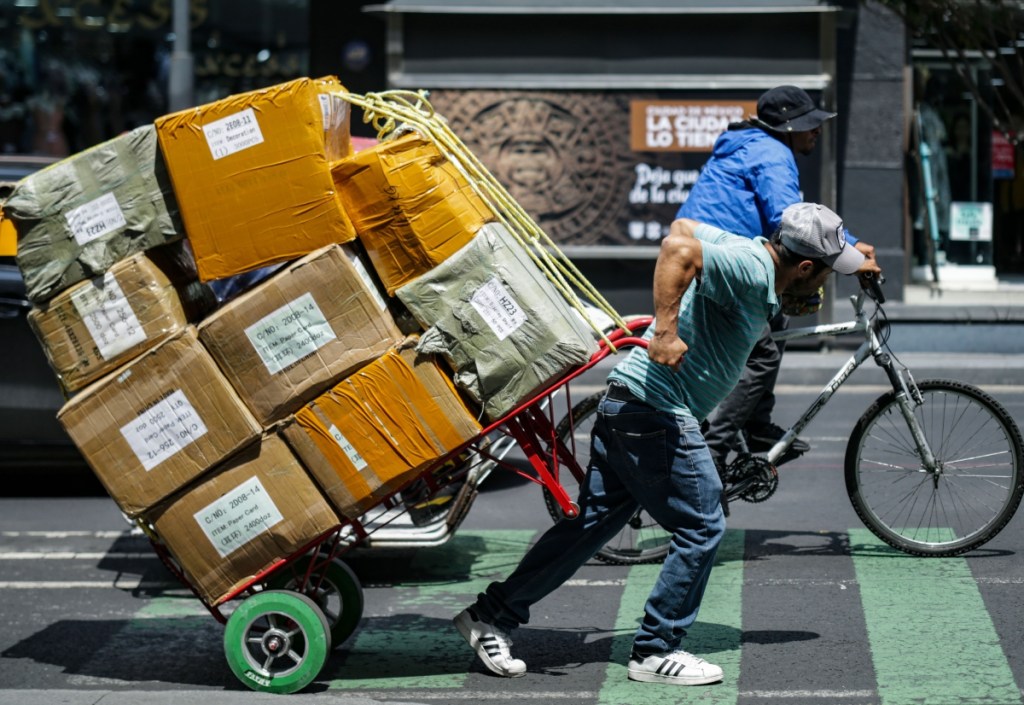 El trabajo informal representa casi el 55% de la economía del país, dijo la Confederación Nacional de Cámaras de Comercio, Servicios y Turismo