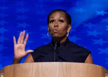 Michelle Obama apela a las mujeres y las insta a defender sus derechos votando por Harris