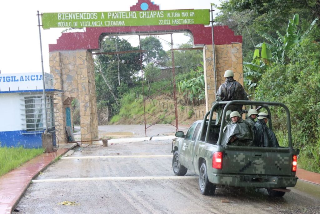 Militares abrieron fuego contra camioneta en la que trasladaban a un grupo de más de 30 migrantes en Chiapas: hay muertos