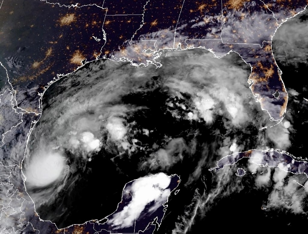 Imagen satelital cedida por la Oficina Nacional de Administración Oceánica y Atmosférica en la cual se muestra la ubicación de la tormenta tropical “Milton”