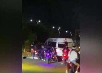 VIDEO: Caos en Cancún: chofer de combi embiste a motociclista en plena calle
