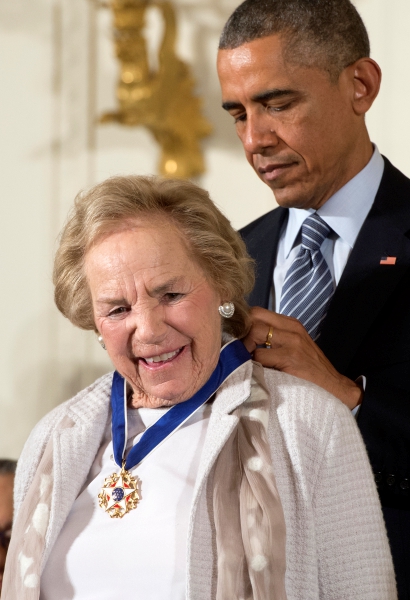 Ethel Kennedy recibe una medalla, el 24 de noviembre de 2014, de las manos del entonces presidente de EE.UU., Barack Obama