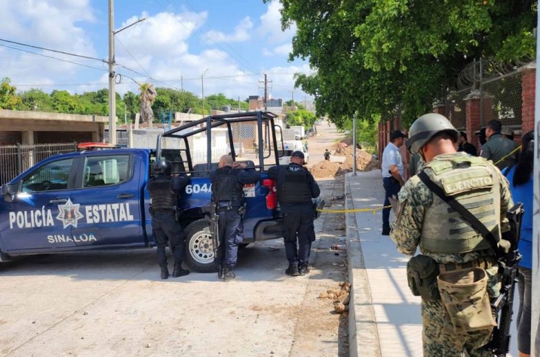 Policía estatal y el Ejército mexicano en el lugar donde fueron encontrados seis hombres asesinados