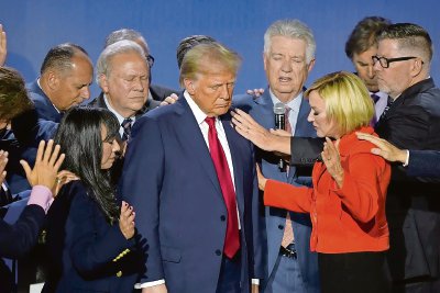 La pastora Paula White y otros asistentes a la Cumbre Nacional de la Fe en la iglesia Workship with Wonders, ayer en Powder Springs, Georgia, rezan junto con el expresidente y candidato republicano Donald Trump