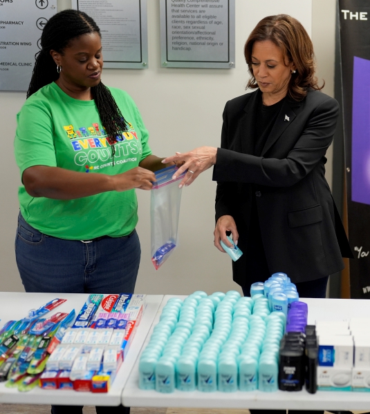 Kamala Harris entrega desodorantes en un centro de acopio de Charlotte, Carolina del Norte, tras el reciente paso de “Helene”