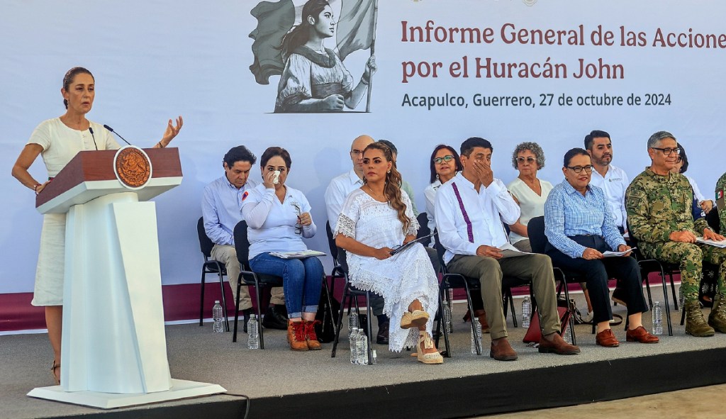 La presidenta Claudia Sheinbaum Pardo con autoridades de Guerrero, donde un grupo de obispos pidió ayer a las autoridades, civiles y militares, que ejerzan su autoridad y protejan a los habitantes de esa región