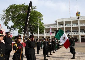 Ondea la bandera de Quintana Roo para conmemorar el 50 aniversario de la creación como Estado Libre y Soberano
