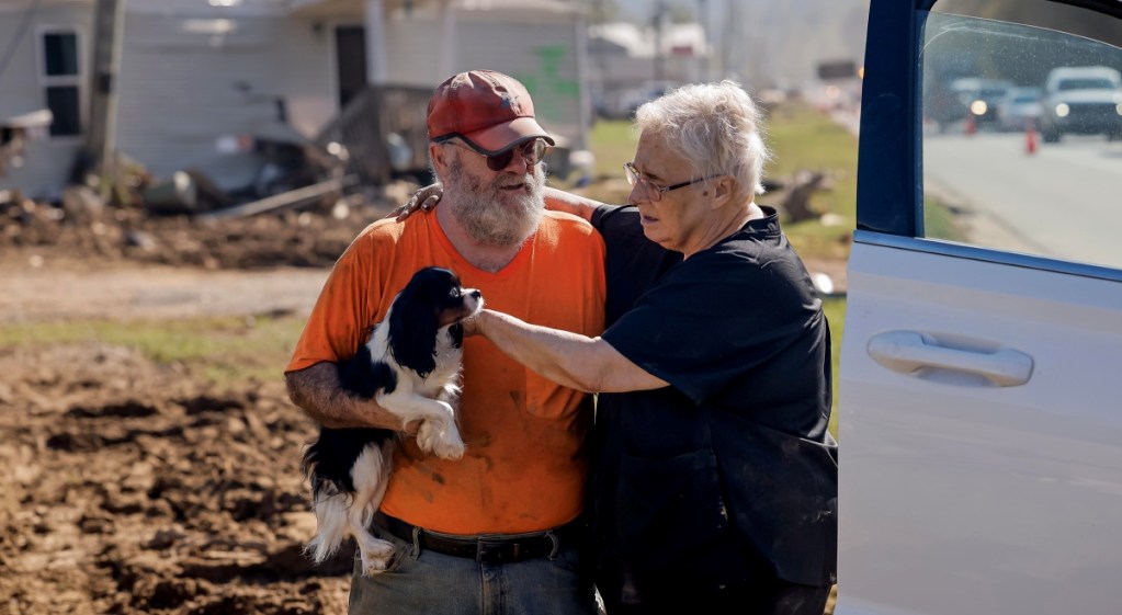 Terry Robinson, su esposa Carol y su perro “Precious”, cuya vivienda fue arrastrada por las inundaciones