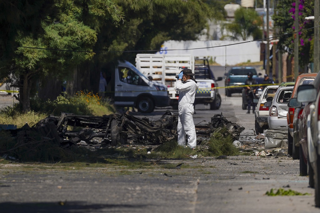 Forense trabaja en la escena donde explotó un coche bomba en Acámbaro, Guanajuato, el pasado 24 de octubre (Foto de AP)