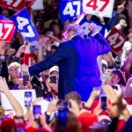 El expresidente estadounidense Donald Trump baila al salir de un mitin en Lancaster, Pensilvania