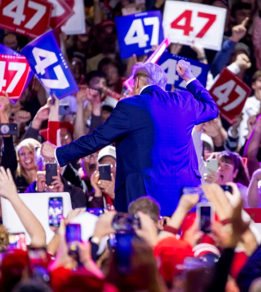 El expresidente estadounidense Donald Trump baila al salir de un mitin en Lancaster, Pensilvania