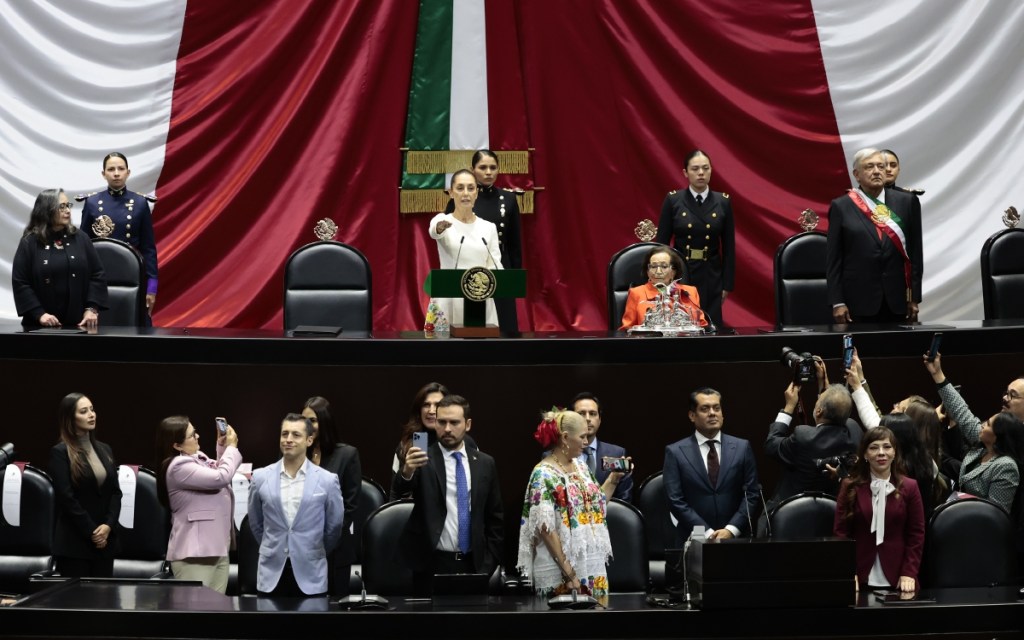 La presidenta Claudia Sheinbaum Pardo jura cumplir con la encomienda, en el Congreso de la Unión, ayer en Ciudad de México. La acompañan en el presidio, la ministra Norma Piña, presidenta de la Suprema Corte de Justicia; Ifigenia Martínez, presidenta de la Cámara de Diputados, y el mandatario saliente, Andrés Manuel López Obrador, quien por cierto evitó saludar a Norma. En primer plano, varios senadores