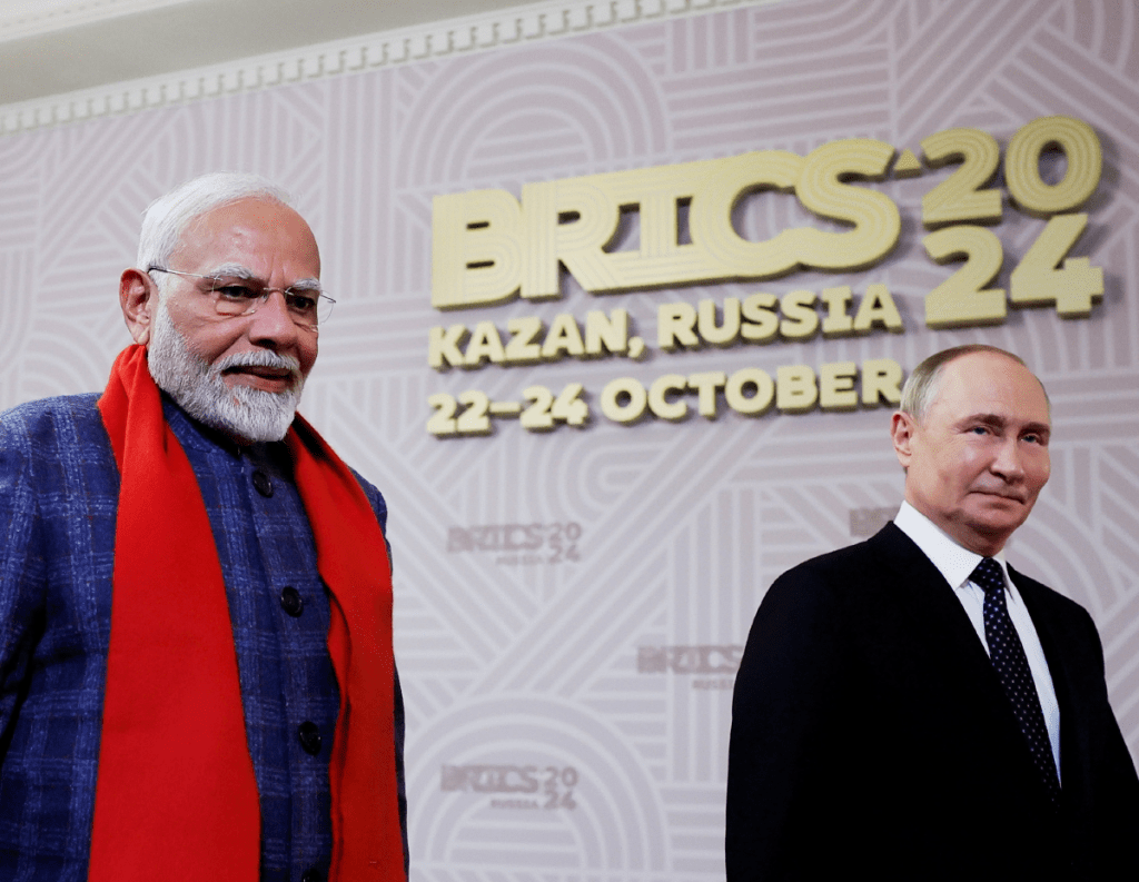 El presidente de Rusia, Vladimir Putin, recibe al primer ministro de India, Narendra Modi, durante la bienvenida a los participantes en la Cumbre de los BRICS, en Kazán