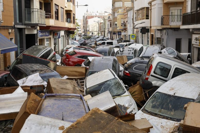 Vehículos amontonados en una calle de Sedaví, Valencia, tras las intensas lluvias por la dana o gota (Foto de EFE)