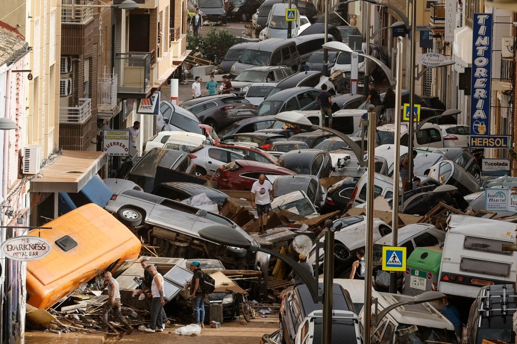 Vehículos amontonados en una calle de Picaña, Valencia, tras las intensas lluvias por la dana o gota (Foto de EFE)