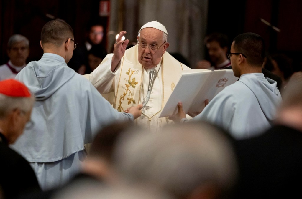 El papa Francisco asiste a una oración por la paz en la basílica de Santa María la Mayor, en Roma, el domingo