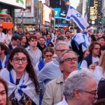 AME5397. BUENOS AIRES (ARGENTINA), 07/10/2024.- Personas se manifiestan en apoyo a Israel, este lunes en Buenos Aires (Argentina). La comunidad judía de Argentina convoca a un acto en la intersección de dos calles en Buenos Aires para recordar a las víctimas y exigir la liberación de los secuestrados, al cumplirse un año del ataque de Hamás en territorio israelí. EFE/ Juan Ignacio Roncoroni