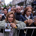 AME5397. BUENOS AIRES (ARGENTINA), 07/10/2024.- Una mujer sostiene una fotografía durante una manifestación en apoyo a Israel, este lunes, en Buenos Aires (Argentina). La comunidad judía de Argentina convoca a un acto en la intersección de dos calles en Buenos Aires para recordar a las víctimas y exigir la liberación de los secuestrados, al cumplirse un año del ataque de Hamás en territorio israelí. EFE/ Juan Ignacio Roncoroni