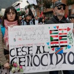 Manifestantes participan en una protesta contra la violencia y en apoyo a Palestina en Bogotá, Colombia. A la izquierda, mujeres sostienen fotografías de rehenes tomados por Hamás, en una manifestación en apoyo a Israel, realizada ayer lunes en Buenos Aires, Argentina