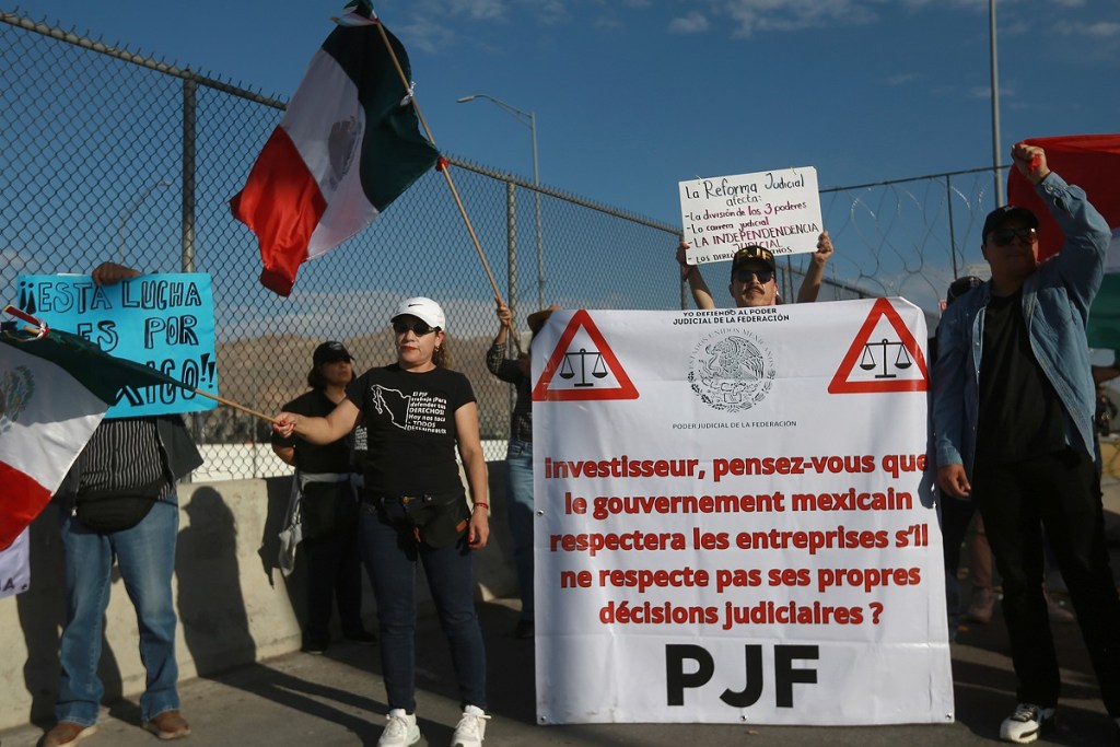 En días pasados, personal del Poder Judicial de la Federación protestó contra la reforma del ramo en el Puente Internacional Córdova de las Américas, en Ciudad Juárez (Foto de EFE)