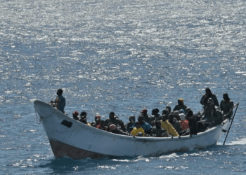 Rescatan a 100 inmigrantes: iban en dos cayucos hacia las islas Canarias