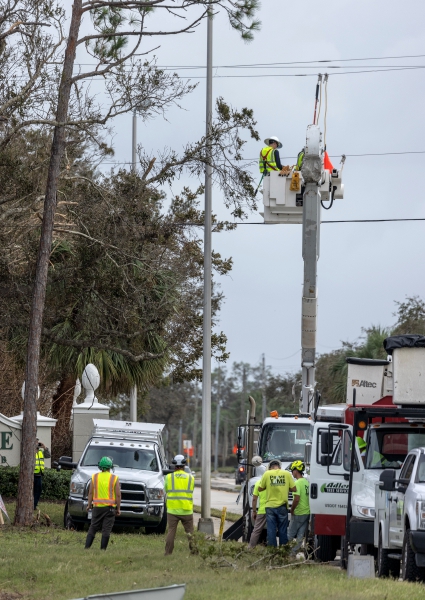 Trabajadores de servicios públicos reparan líneas eléctricas después del paso del huracán “Milton” en Englewood, Florida, EE.UU.