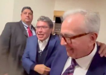 Ricardo Monreal y Rubén Rocha quedan atrapados en elevador (VÍDEO)