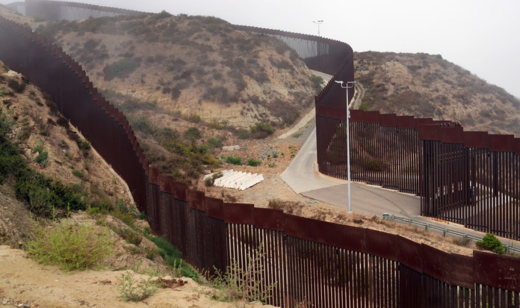 Frontera entre EE.UU. y México, en San Diego, California. Migrantes y activistas señalan que se ha detenido el flujo migratorio en la zona