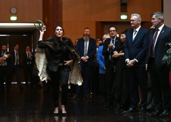 Senadora indígena se enfrenta al rey Carlos III en Australia | Vídeo