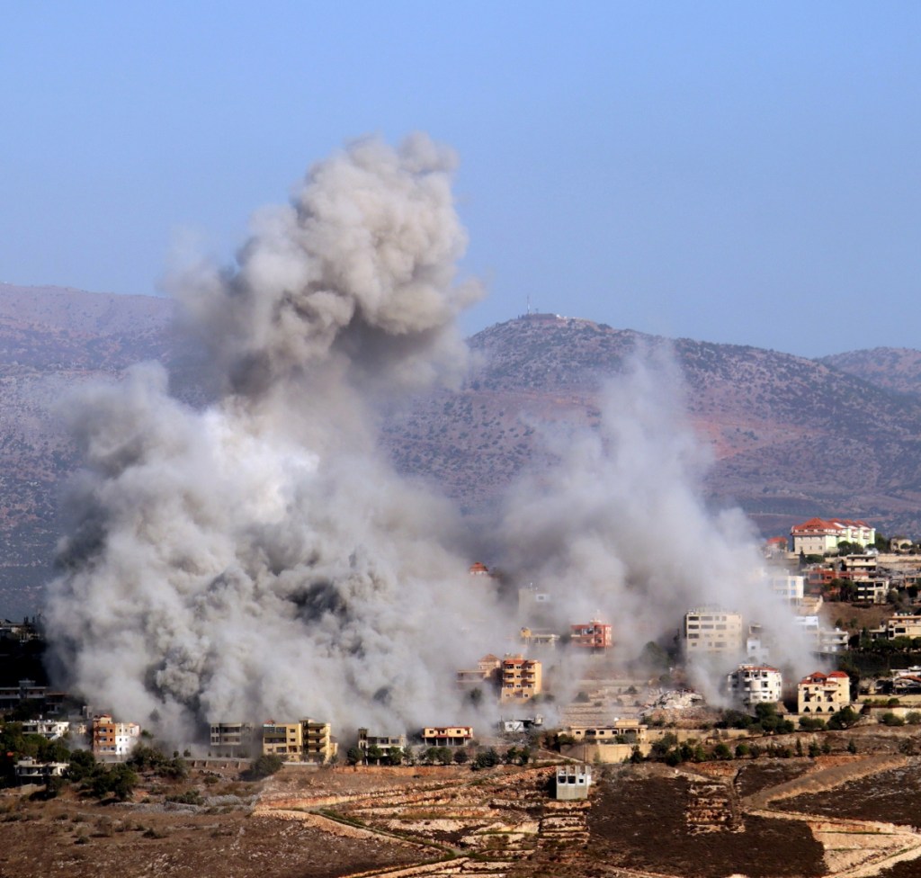 Columna de humo tras un ataque aéreo israelí sobre la villa de Khiam, cerca de la frontera en el sur del Líbano