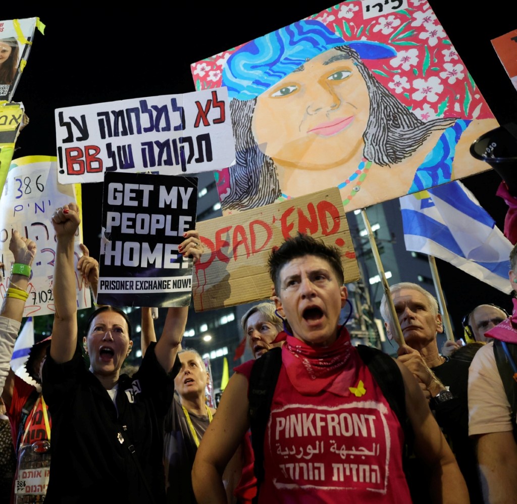 Familiares y amigos de los rehenes de Hamás, ayer en Israel