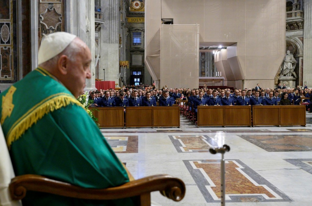 El papa Francisco oficia la misa que se celebró ayer para el Cuerpo de Gendarmería del Vaticano en el Altar de la Cátedra en la Basílica de San Pedro. El Pontífice envió un mensaje para los jóvenes en Madrid