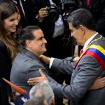 El empresario Alex Saab recibe el saludo del presidente de Venezuela, Nicolás Maduro, durante una ceremonia oficial, el 15 de enero pasado