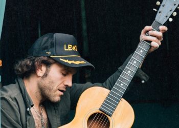 Theo Katzman: multinstrumentista romántico y virtuoso que no dejarás de cantar