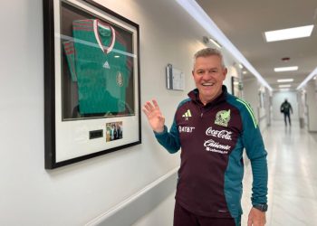 Trasladan a Javier Aguirre a clínica de Guadalajara por seguimiento a cirugía; dirigirá el juego ante EE.UU.