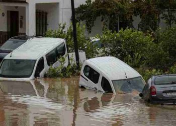 Tres desaparecidos, un tren descarrilado y cierre de puertos por el temporal en España