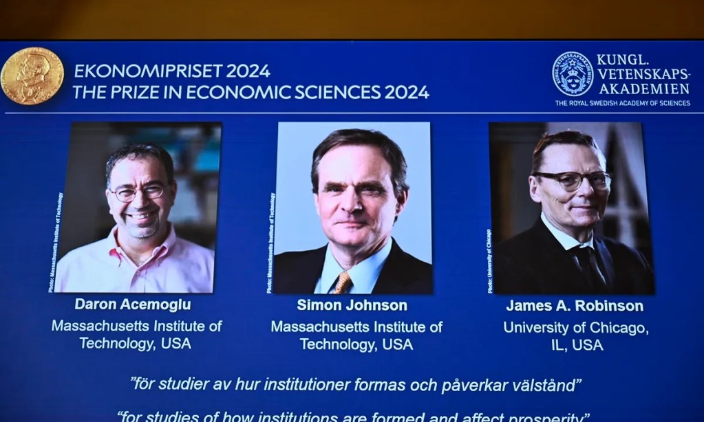 Daron Acemoglu, Simon Johnson y James A. Robinson fueron los ganadores del Premio Nobel de Economía 2024 (Foto de EFE)