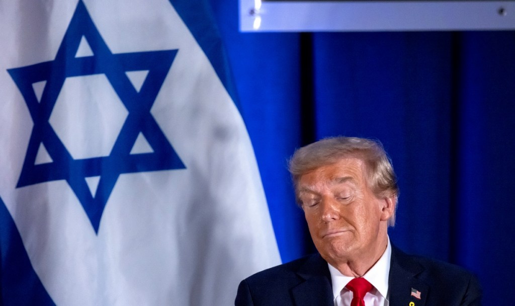 Donald Trump durante el acto conmemorativo del primer aniversario del ataque de Hamás a Israel, en el Trump National Doral de Miami