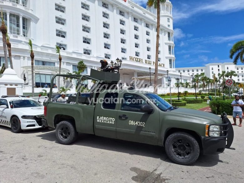 Ultiman a presunto vendedor de drogas frente a turistas extranjeros en la Zona Hotelera de Cancún; responsables huyen en motos acuáticas