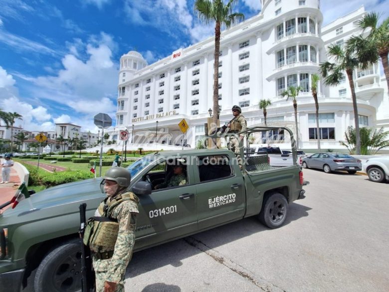 Ultiman a presunto vendedor de drogas frente a turistas extranjeros en la Zona Hotelera de Cancún; responsables huyen en motos acuáticas