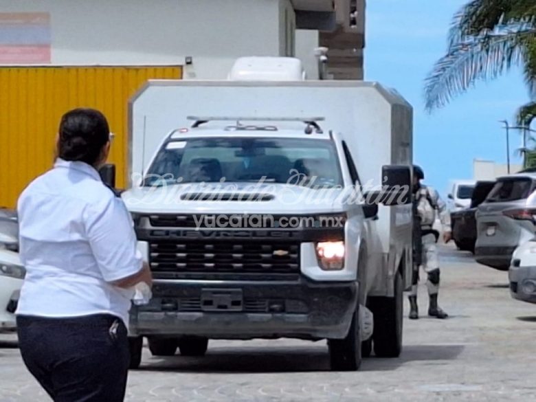 Ultiman a presunto vendedor de drogas frente a turistas extranjeros en la Zona Hotelera de Cancún; responsables huyen en motos acuáticas