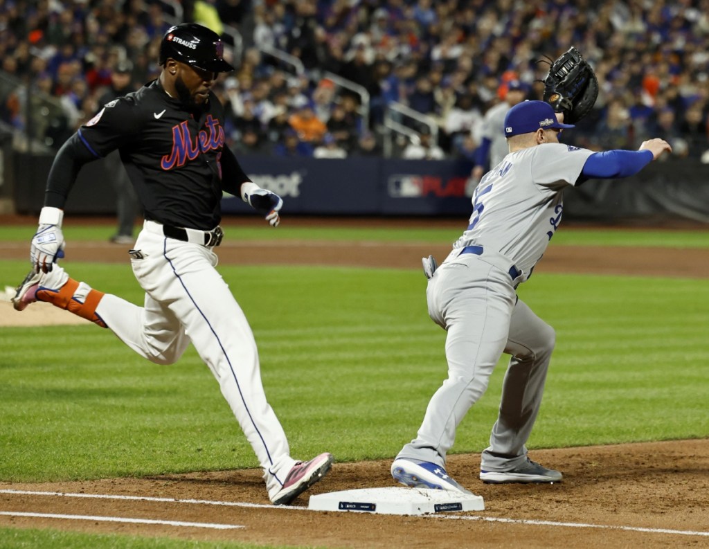 Starling Marte, de los Mets, es puesto fuera por Freddie Freeman, primera base de los Dodgers, en el juego de ayer en el CIti Field