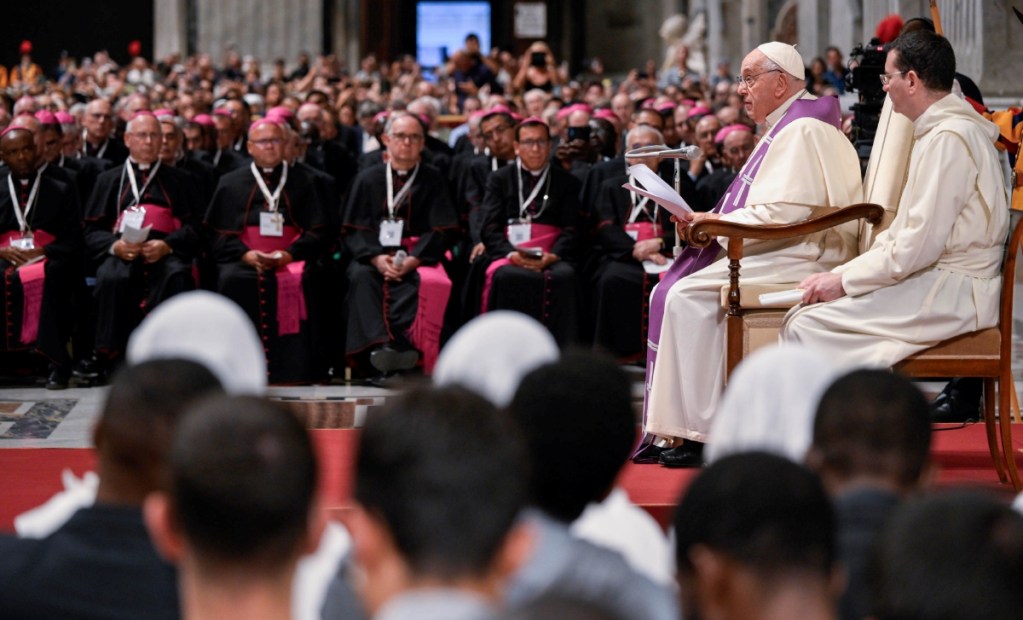 El papa Francisco, durante una vigilia previa a la XVI Asamblea General Ordinaria del Sínodo de los Obispos