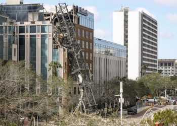 Vientos del huracán Milton derriban una grúa en la torre residencial más alta del oeste de Florida