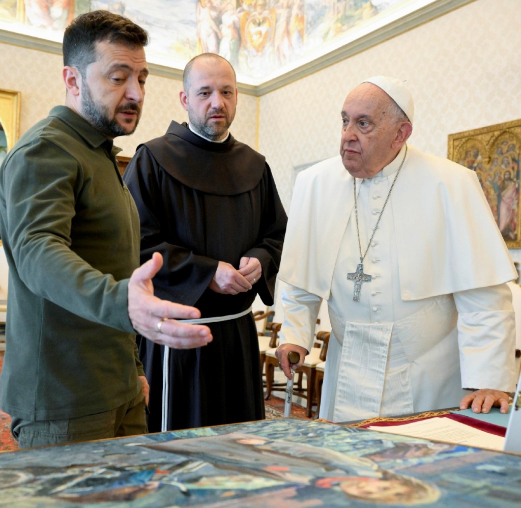 El presidente de Ucrania, Volodimir Zelenski, obsequia al papa Francisco un cuatro de la masacre de la ciudad de Bucha