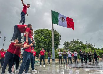 Desfile cívico-deportivo en Cancún: Una celebración patriótica bajo la lluvia