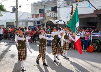 Fomentan valores cívicos en estudiantes de Cancún con entrega de banderas