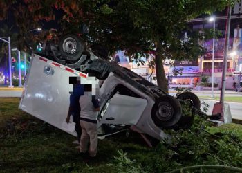 Aparatoso accidente en la avenida Bonampak de Cancún.