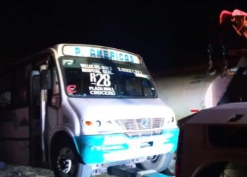 Detienen a conductor de transporte público por manejar ebrio en Cancún.